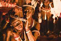 加尔各答印度9月装饰艺术工艺雕塑传统的部落皮疹桑塔尔少数民族集团舞者使爱穿传统的服装著名的杜尔迦崇拜临时棚舍
