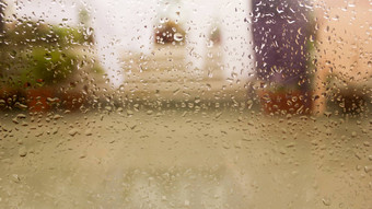 <strong>雨</strong>滴表面湿窗口玻璃放多<strong>雨</strong>的季节摘要背景自然模式<strong>雨</strong>滴孤立的模糊的<strong>城市</strong>户外多云的环境