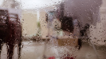 雨滴表面湿窗口玻璃放多雨的季节摘要背景自然模式雨滴孤立的模糊的城市户外多云的环境