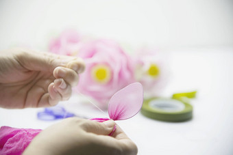 女人使美丽的尼龙花人Diy手工制作的花概念