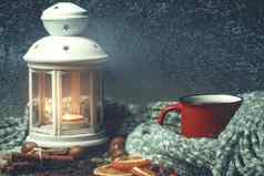 灯笼燃烧蜡烛香料红色的杯子热咖啡雪木表格