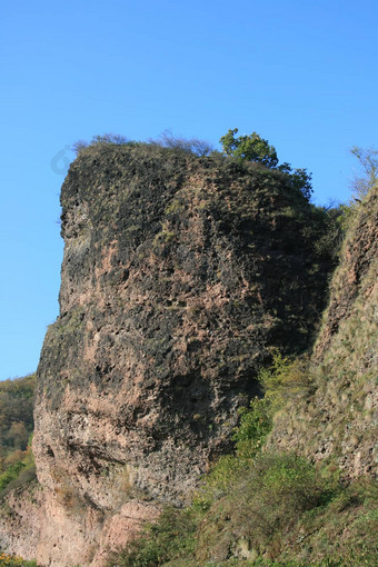 岩石形状的塔一个毛皮形成像一个图尔姆