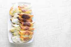 日本炸饺子一半苍白的饺子服务