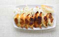日本炸饺子一半苍白的饺子服务