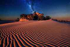 沙子沙丘布满星星的晚上天空