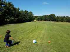 男孩孩子玩足球高尔夫球大球高尔夫球