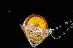 橙色玻璃冰水