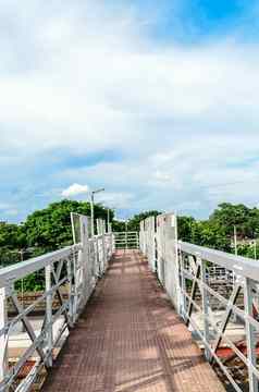 铁路脚桥简单的被称为桥铁路站平台完整的乘客通过铁路站平台南倒车铁路加尔各答印度
