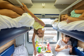 孩子们累了骑保留座位火车车空气调节长时间