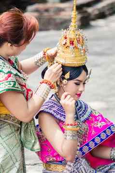 亚洲女人穿典型的传统的泰国衣服升