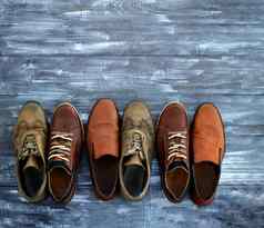 木背景双棕色（的）鞋子一对皮革运动鞋穿好条件一对鞋子鞋子混合黑色的星期五时间买运动鞋