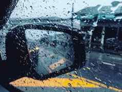 滴雨下降了玻璃车模糊的场景