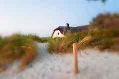房子用斯特罗赫达赫的海岸用blauem天空