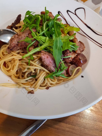 意大利面牛肉角松露