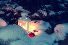 灯笼燃烧蜡烛白雪覆盖的圣诞节树院子里房子雪地里