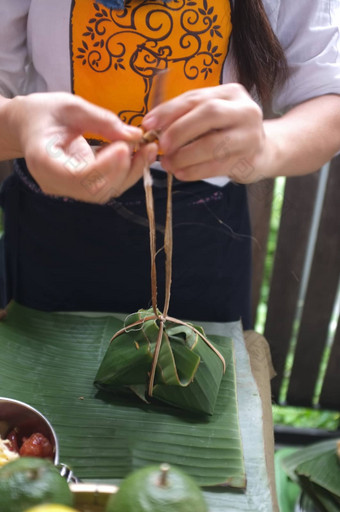 女人自然材料香蕉树使包装食物