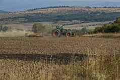 农民有轮子的拖拉机准备土地播种培养土地bailovo村斯雷德纳男朋友回家山