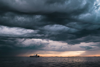 货物船下面狂风暴雨的云
