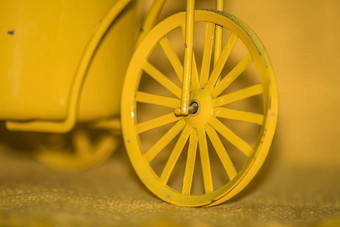 黄色的轮盈方黄色的背景