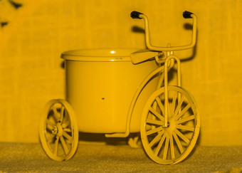 黄色的玩具自行车
