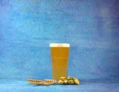 玻璃小麦啤酒啤酒花洒蓝色的摘要背景