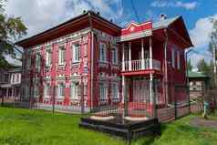 红色的木房子雕刻窗户果戈理街vologd