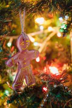 姜饼男人。假期树圣诞节玩具生活风格加兰灯