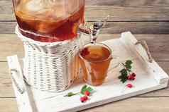 新鲜的自制的红茶菌发酵茶喝Jar水龙头杯白色托盘山楂贝里森木背景
