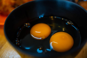 黄色的蛋白色蛋黄烘焙成分黑色的碗