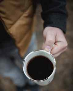 男人。持有杯茶咖啡背景秋天叶子前视图温暖的秋天大气软焦点