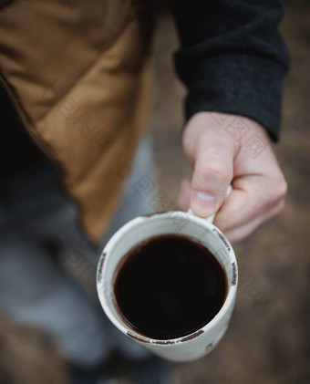 男人。持有杯<strong>茶</strong>咖啡背景秋天叶子前视图温暖的秋天<strong>大气</strong>软焦点