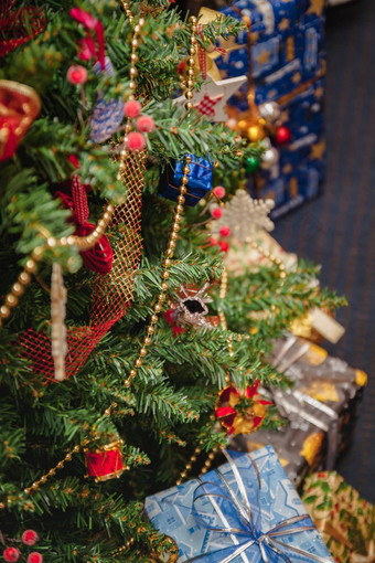 各种<strong>包装</strong>礼物包厢里装饰圣诞节树生活风格