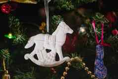 圣诞节玩具形式白色陶瓷古董摇摆马礼物装饰圣诞节树特写镜头