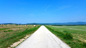 光村路有卷小麦场晚些时候夏<strong>天蓝色</strong>的<strong>天空背景</strong>