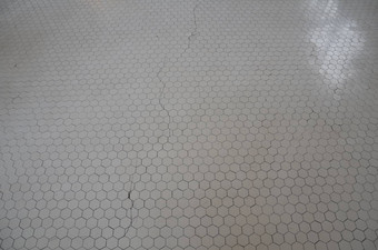 白色六角地板上瓷砖裂缝损害