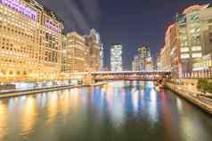 风景如画的河畔芝加哥天际轮廓线蓝色的小时井街