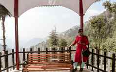 年轻的女人旅游假期站旅行者休息娱乐帐篷夏天早....山站喜马拉雅山脉山前面视图大吉岭印度