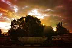 色彩斑斓的日出小火车站泰国效果金光