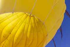 关闭内部色彩鲜艳的黄色的热空气气球