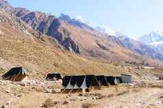 野营区域轻量级徒步旅行探险帆布帐篷安装喜马拉雅山脉山河谷夏天游客保持舒适的自然雨冷天气晚上