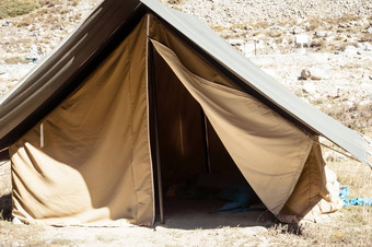 野营区域轻量级徒步旅行山探险帆布帐篷安装山河谷夏天游客保持舒适的自然雨冷天气晚上