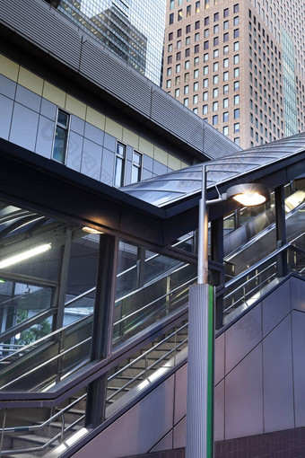 现代体系结构未来主义的城市视图楼梯装饰闪亮的钢盘子