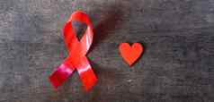 红色的丝带支持艾滋病毒艾滋病红色的心