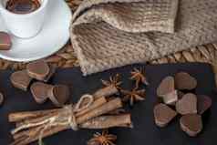 咖啡集咖啡杯咖啡站木表格谎言巧克力形式心咖啡准备好了喝早....装饰咖啡集