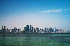 多哈回合谈判卡塔尔8月现代城市多哈回合谈判棕榈树汽车宽途径蓝色的天空多哈回合谈判城市资本卡塔尔
