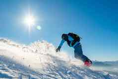 滑雪骑红色的滑雪板山阳光明媚的一天滑雪冬天体育