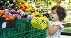 孩子购物茄子超市概念购买frui