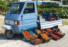 小意大利7月卡车西红柿农民出售西红柿