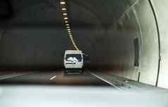 公共汽车旅行高速公路隧道