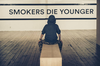少年吸烟消息墙吸烟者这年轻的